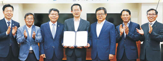 정희석 하나은행 채널영업그룹장(왼쪽 세번째부터), 김희겸 경기도 행정2부지사, 김병기 경기신용보증재단 이사장 등이 23일 메르스 발병에 따른 경기침체 극복을 위한 한마음 특례보증 업무협약을 체결한 후 기념촬영을 하고 있다. 하나은행 제공